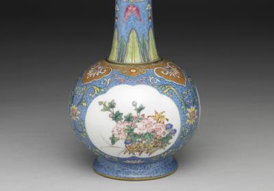 图片[2]-Mallet-shaped vase in yang-ts’ai enamels with incised blue ground pattern of flower brocade and seasons flower ju-i décor 1742 (Ch’ien-lung reign)-China Archive